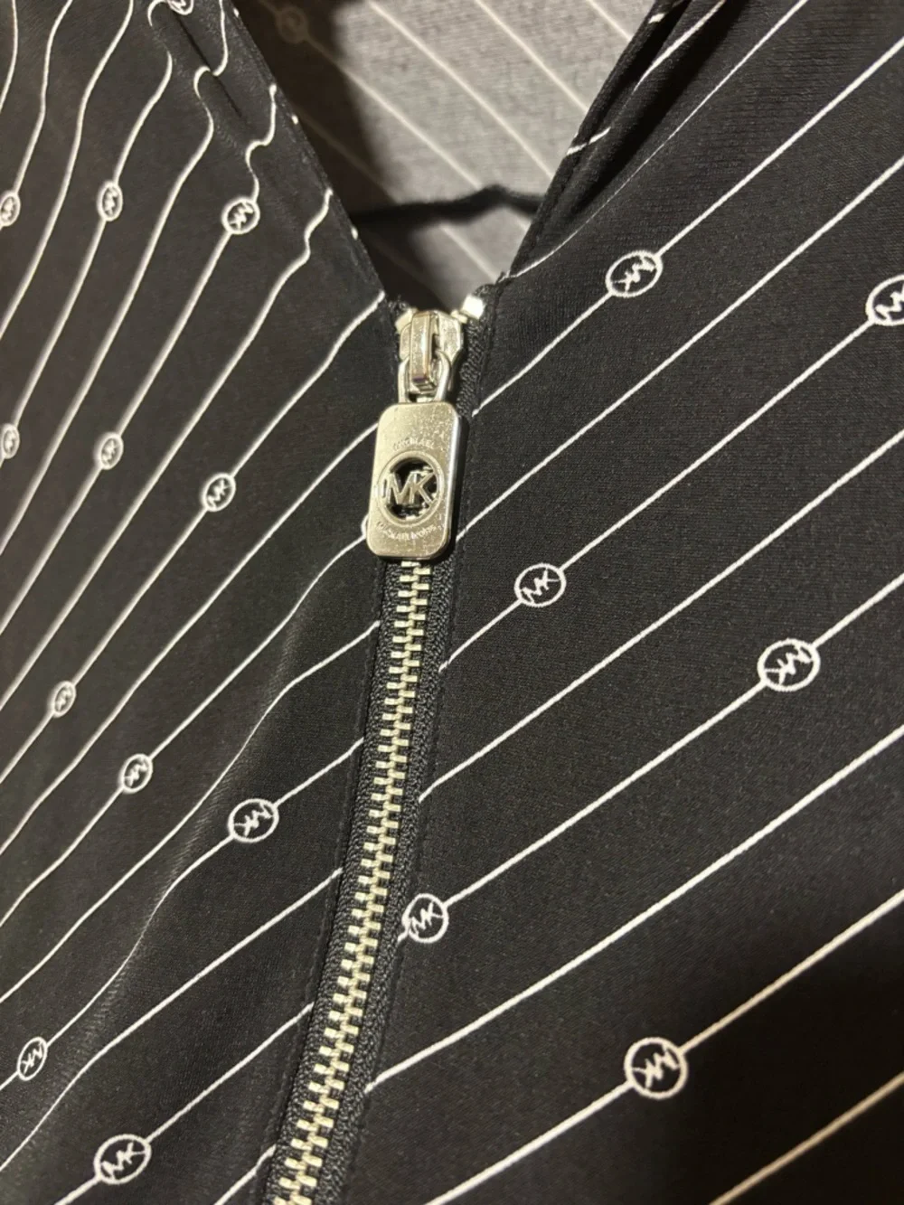 ⭐️ MICHAEL KORS ⭐️ Black Diagonal-Stripe MK Logo Zip Front Blouse - Picture 5 of 5